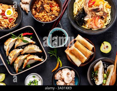 Cuisine asiatique traditionnelle. Divers plats asiatiques. Plats variés de la cuisine traditionnelle. Vue de dessus Banque D'Images