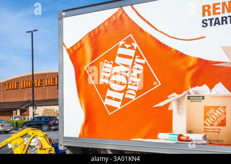 Le magasin Home Depot à Snellville, en Géorgie, avec un camion de déménagement de location Home Depot. (ÉTATS-UNIS) Banque D'Images