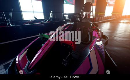 Nouveaux karts électriques dans la piste de course intérieure moderne Banque D'Images