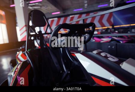 Nouveaux karts électriques dans la piste de course intérieure moderne Banque D'Images
