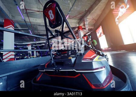 Nouveaux karts électriques dans la piste de course intérieure moderne Banque D'Images