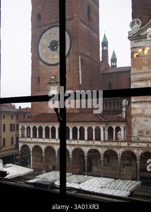 Cremona, Italie 15 novembre 2021 vue de la Piazza del Comune à Crémone, Italie, avec son clocher Torrazzo et Loggia dei Militi vu à travers un windo Banque D'Images