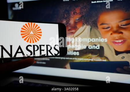 Roosendaal, pays-Bas - 1er mars 2025 : un téléphone portable affichant le logo de Naspers, avec le site Web de la société en arrière-plan. Banque D'Images