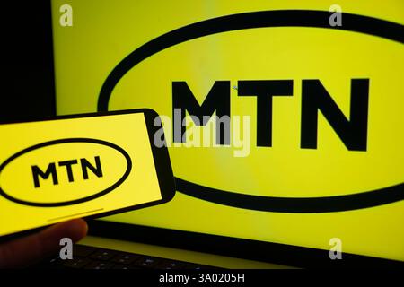 Roosendaal, pays-Bas - 1er mars 2025 : un téléphone portable affichant le logo de MTN Group, avec le site Web de la société en arrière-plan. Banque D'Images