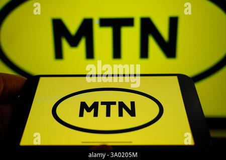 Roosendaal, pays-Bas - 1er mars 2025 : un téléphone portable affichant le logo de MTN Group, avec le site Web de la société en arrière-plan. Banque D'Images