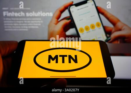 Roosendaal, pays-Bas - 1er mars 2025 : un téléphone portable affichant le logo de MTN Group, avec le site Web de la société en arrière-plan. Banque D'Images
