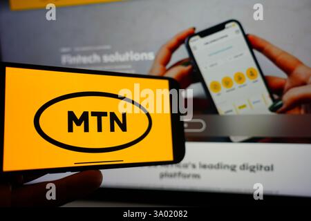 Roosendaal, pays-Bas - 1er mars 2025 : un téléphone portable affichant le logo de MTN Group, avec le site Web de la société en arrière-plan. Banque D'Images