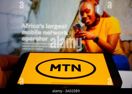 Roosendaal, pays-Bas - 1er mars 2025 : un téléphone portable affichant le logo de MTN Group, avec le site Web de la société en arrière-plan. Banque D'Images