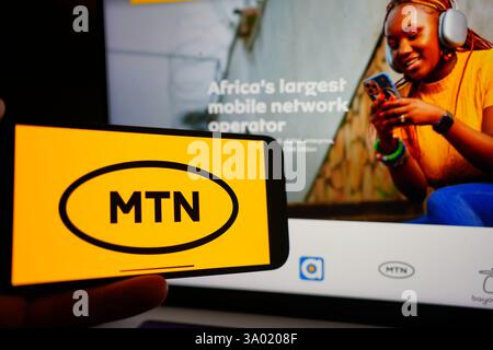 Roosendaal, pays-Bas - 1er mars 2025 : un téléphone portable affichant le logo de MTN Group, avec le site Web de la société en arrière-plan. Banque D'Images
