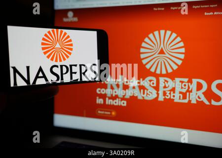 Roosendaal, pays-Bas - 1er mars 2025 : un téléphone portable affichant le logo de Naspers, avec le site Web de la société en arrière-plan. Banque D'Images