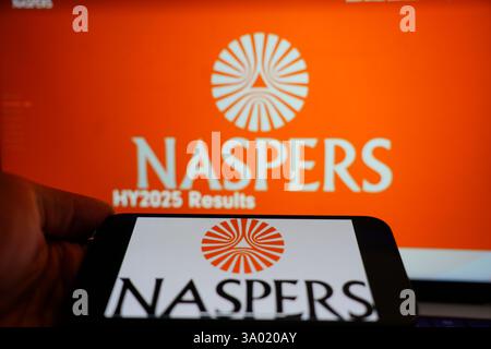 Roosendaal, pays-Bas - 1er mars 2025 : un téléphone portable affichant le logo de Naspers, avec le site Web de la société en arrière-plan. Banque D'Images