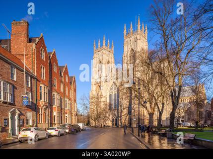 La façade ouest de York Minster, vue en hiver, une vue qui disparaît à peu près en été lorsque les feuilles sortent ! Le ministre a été un centre Banque D'Images