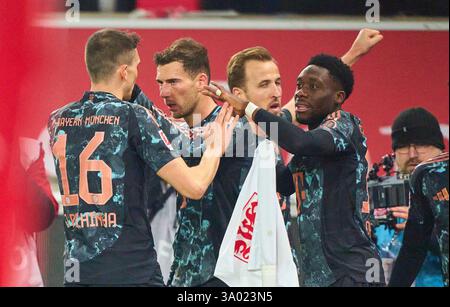 Leon GORETZKA, FCB 8 célèbre son but 1-2, heureux, rire, fête, avec Alphonso DAVIES, FCB 19 Joao Palhinha, FCB 16 Harry Kane, FCB 9 dans le match VFB STUTTGART - FC BAYERN MUENCHEN 1-3 le 28 février 2025 à Stuttgart, Allemagne. Saison 2024/2025, 1.Bundesliga, FCB,, München, journée 24, 24.Spieltag photographe : Peter Schatz - LA RÉGLEMENTATION DFL INTERDIT TOUTE UTILISATION DE PHOTOGRAPHIES comme SÉQUENCES D'IMAGES et/ou QUASI-VIDÉO - Banque D'Images