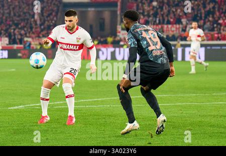 Deniz Undav, VFB 26 Competition for the ball, Tackling, duel, header, zweikampf, action, lutte contre Alphonso DAVIES, FCB 19 dans le match VFB STUTTGART - FC BAYERN MUENCHEN 1-3 le 28 février 2025 à Stuttgart, Allemagne. Saison 2024/2025, 1.Bundesliga, FCB,, München, journée 24, 24.Spieltag photographe : Peter Schatz - LA RÉGLEMENTATION DFL INTERDIT TOUTE UTILISATION DE PHOTOGRAPHIES comme SÉQUENCES D'IMAGES et/ou QUASI-VIDÉO - Banque D'Images