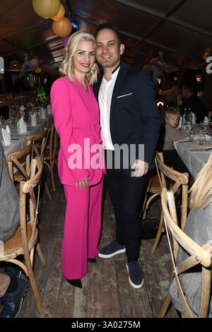 Susan Sideropoulos mit Ehemann Jakob Shtizberg beim Baltic Lights 2025 Charity Schilttenhunderennen in Heringsdorf auf Usedom AM 01.03.2025 *** Susan Sideropoulos avec son mari Jakob Shtizberg aux Baltic Lights 2025 Charity Schilttenhunderrennen in Heringsdorf on Usedom le 01 03 2025 Banque D'Images