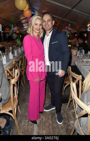 Susan Sideropoulos mit Ehemann Jakob Shtizberg beim Baltic Lights 2025 Charity Schilttenhunderennen in Heringsdorf auf Usedom AM 01.03.2025 *** Susan Sideropoulos avec son mari Jakob Shtizberg aux Baltic Lights 2025 Charity Schilttenhunderrennen in Heringsdorf on Usedom le 01 03 2025 Banque D'Images