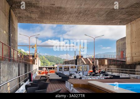 Bateau de croisière quittant l'écluse de Carrapatelo dans un barrage sur le fleuve Douro, Portugal, Europe. Banque D'Images