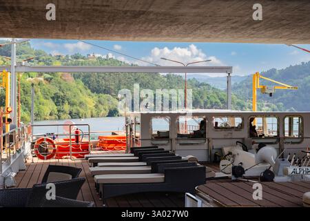Bateau de croisière quittant l'écluse de Carrapatelo dans un barrage sur le fleuve Douro, Portugal, Europe. Banque D'Images