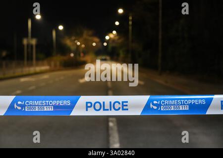 Penn Road, Wolverhampton, 1er mars 2025 : la police des Midlands de l'Ouest enquête après qu'un homme de 41 ans est mort lorsque la voiture qu'il conduisait a perdu le contrôle dans un virage à deux voies, labourant dans un mur près de Wolverhampton. La collision de la circulation routière s'est produite sur la route A449 Penn de 40 km/h en direction de l'ouest près de sa jonction avec Hollybush Lane juste après 17h20 samedi (1er mars). Les services d'urgence se sont précipités sur les lieux après que des membres du public ont frénétiquement appelé le 999 pour signaler l'accident. Crédit : British News and Media/Alamy Live News Banque D'Images