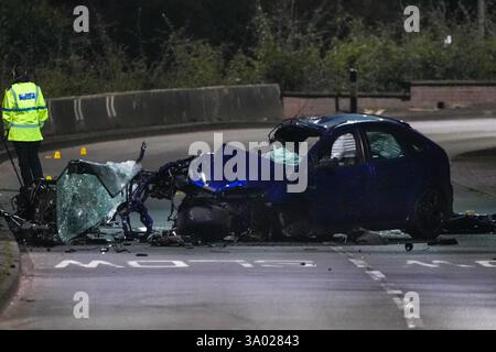 Penn Road, Wolverhampton, 1er mars 2025 : la police des Midlands de l'Ouest enquête après qu'un homme de 41 ans est mort lorsque la voiture qu'il conduisait a perdu le contrôle dans un virage à deux voies, labourant dans un mur près de Wolverhampton. La collision de la circulation routière s'est produite sur la route A449 Penn de 40 km/h en direction de l'ouest près de sa jonction avec Hollybush Lane juste après 17h20 samedi (1er mars). Les services d'urgence se sont précipités sur les lieux après que des membres du public ont frénétiquement appelé le 999 pour signaler l'accident. Crédit : British News and Media/Alamy Live News Banque D'Images