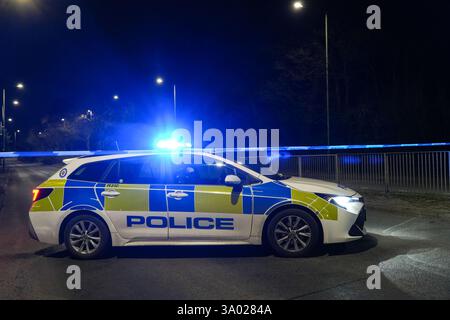 Penn Road, Wolverhampton, 1er mars 2025 : la police des Midlands de l'Ouest enquête après qu'un homme de 41 ans est mort lorsque la voiture qu'il conduisait a perdu le contrôle dans un virage à deux voies, labourant dans un mur près de Wolverhampton. La collision de la circulation routière s'est produite sur la route A449 Penn de 40 km/h en direction de l'ouest près de sa jonction avec Hollybush Lane juste après 17h20 samedi (1er mars). Les services d'urgence se sont précipités sur les lieux après que des membres du public ont frénétiquement appelé le 999 pour signaler l'accident. Crédit : British News and Media/Alamy Live News Banque D'Images