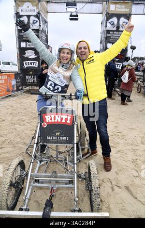 Susan Sideropoulos mit Ehemann Jakob Shtizberg beim Baltic Lights 2025 Charity Schilttenhunderennen in Heringsdorf auf Usedom AM 01.03.2025 *** Susan Sideropoulos avec son mari Jakob Shtizberg aux Baltic Lights 2025 Charity Schilttenhunderrennen in Heringsdorf on Usedom le 01 03 2025 Banque D'Images