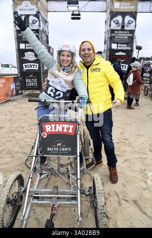 Susan Sideropoulos mit Ehemann Jakob Shtizberg beim Baltic Lights 2025 Charity Schilttenhunderennen in Heringsdorf auf Usedom AM 01.03.2025 *** Susan Sideropoulos avec son mari Jakob Shtizberg aux Baltic Lights 2025 Charity Schilttenhunderrennen in Heringsdorf on Usedom le 01 03 2025 Banque D'Images