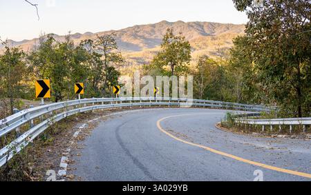 Belle autoroute avec 762 virages en épingle à cheveux acérés et abrupts, situé au milieu de la forêt tropicale, menant dans les montagnes du nord de la Thaïlande. Banque D'Images