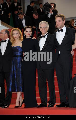 Paul Giamatti, Sarah Gadon, David Cronenberg, Robert Pattinson. Projection de 'Cosmopolis' au 65ème Festival de Cannes, France..25 mai 2012.Robe bleue sans bretelles noire tuxedo.Cap/PL.©Phil Loftus/Capital Pictures Banque D'Images