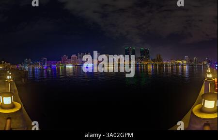Dubai Creek la nuit avec un horizon époustouflant, des bâtiments illuminés et des reflets chatoyants en hiver Banque D'Images