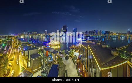 Dubai Creek la nuit avec un horizon époustouflant, des bâtiments illuminés et des reflets chatoyants en hiver Banque D'Images