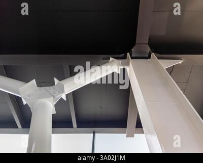 Joint structurel moderne en acier avec plaque de gousset dans le bâtiment industriel Banque D'Images