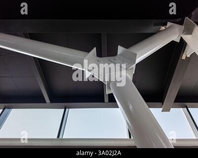 Joint structurel moderne en acier avec plaque de gousset dans le bâtiment industriel Banque D'Images
