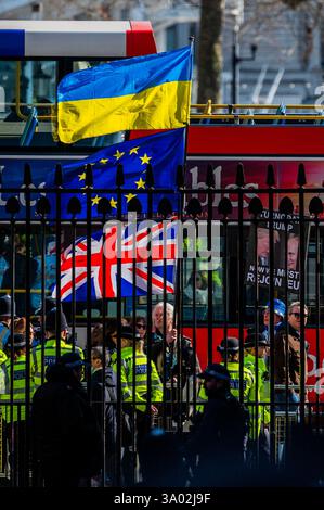 Londres, Royaume-Uni. 2 mars 2025. Un manifestant à l'extérieur montre son soutien à l'Ukraine et son dédain pour Trump et Poutine - le premier ministre, Sir Keir Starmer rencontre le premier ministre italien, Giorgia Meloni, au numéro 10 de Downing Street. Cela précède la réunion des dirigeants européens qui se tiendra demain à Londres. Crédit : Guy Bell/Alamy Live News Banque D'Images