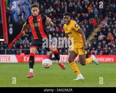 Bournemouth, Royaume-Uni. 01 mars 2025. Vitality Stadium Bournemouth, Angleterre, 2025 mars 1st. Marcus Tavernier de Bournemouth (à gauche) sous la pression de Marshall Munetsi de Wolverhampton Wanderers (à droite) lors du match de football de 5e tour de la Coupe FA des Émirats entre l'AFC Bournemouth et les Wolverhampton Wanderers au Vitality Stadium (Dean court), en Angleterre. (David Horton/SPP) crédit : SPP Sport Press photo. /Alamy Live News Banque D'Images