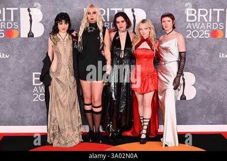 Londres, Royaume-Uni. 1er mars 2025. Abigail Morris, Georgia Davies, Aurora Nishevci, Emily Roberts et Lizzie Mayland de The Last Dinner Party arrivant pour les Brit Awards 2025 à l'O2 Arena de Londres. Le crédit photo devrait se lire comme suit : Matt Crossick/Empics/Alamy Live News. USAGE ÉDITORIAL EXCLUSIF Banque D'Images