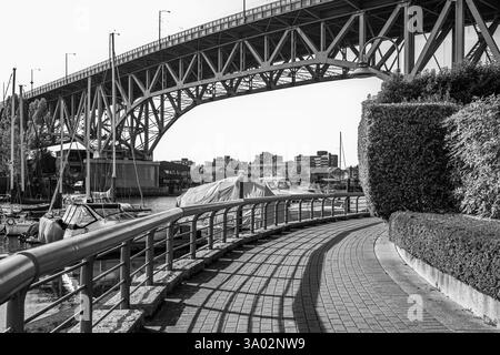 Vue de dessous un pont. Pont Burrard depuis Granville Island Vancouver Canada. Pont historique Burrard de Vancouver sur False Creek. photo de voyage Banque D'Images