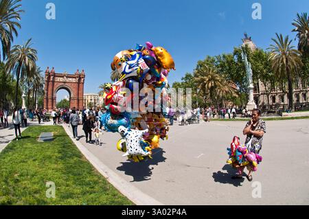 Ballons colorés et tourisme de masse dans Avenida Lluís Companys au Parc de la Ciutadella, Barcelone, Ciutat Vella, Espagne Banque D'Images