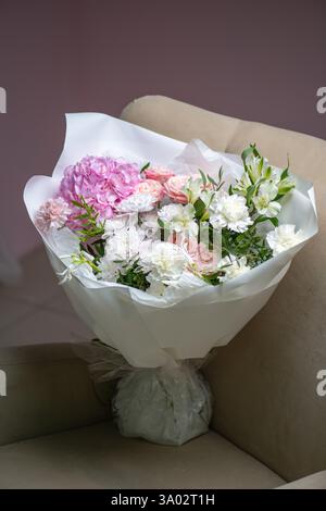 Composition délicate de roses blanches et roses dans un panier Banque D'Images