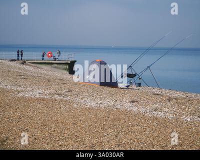 Sheerness, Kent, Royaume-Uni. 2 mars 2025. Météo britannique : ciel bleu ensoleillé et mer calme pour la pêche en mer au large de la plage de Sheerness dans le Kent. Crédit : James Bell/Alamy Live News Banque D'Images