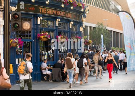 Les piétons traversent près du pub Shipwrights Arms, Londres, Royaume-Uni. Le signal de passage pour piétons indique 05 secondes restantes. Places assises à l'extérieur et un festi gastronomique Banque D'Images