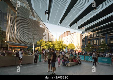 Piétons et touristes à Londres, près du pub Shipwrights Arms et du restaurant moderne LEON, appréciant l'atmosphère de la ville. Banque D'Images