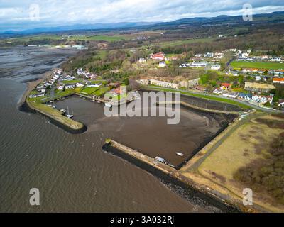 Vue aérienne du village de Charlestown sur Firth of Forth , Fife , Écosse, Royaume-Uni Banque D'Images