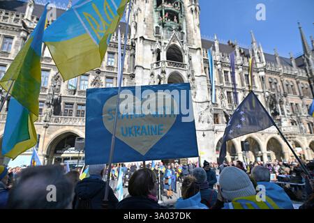 Munich, Allemagne. 02 mars 2025. Des drapeaux flottent pendant le rassemblement « L'Europe se réunit - montre sa force pour la paix et la liberté » sur Marienplatz devant la mairie. Le rassemblement a eu lieu en partie en raison de la visite du chef de l’État ukrainien Selenskyj au président américain Trump à la Maison Blanche. Crédit : Uwe Lein/dpa/Alamy Live News Banque D'Images