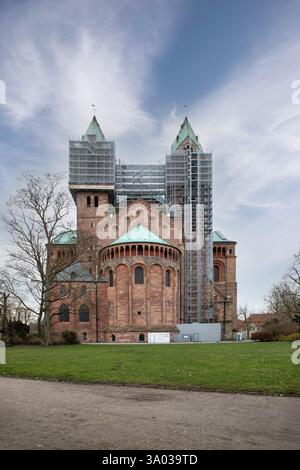 La cathédrale Speyer (Dom zu Speyer) en Allemagne, classée au patrimoine mondial de l'UNESCO, face à un ciel bleu clair. Un point de repère architectural et touristique époustouflant Banque D'Images