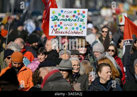 Munich, Allemagne. 02 mars 2025. Les participants à la manifestation contre la droite sous le slogan "maintenant plus que jamais - nous resterons forts" se tiennent debout avec un panneau "pour la démocratie et l'humanité" sur Odeonsplatz. Crédit : Uwe Lein/dpa/Alamy Live News Banque D'Images