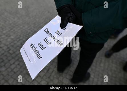 Munich, Allemagne. 02 mars 2025. Un participant à la manifestation contre la droite sous le slogan "maintenant plus que jamais - nous restons forts" tient une affiche "Oui à la démocratie, fort et visible". Crédit : Uwe Lein/dpa/Alamy Live News Banque D'Images