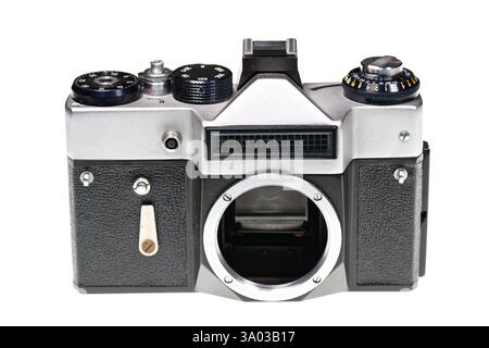 Ancien appareil photo analogique soviétique de 35 mm sans objectif isolé sur fond blanc Banque D'Images