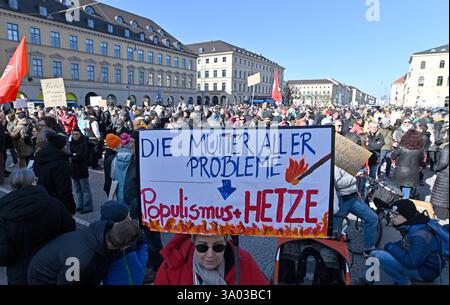 Munich, Allemagne. 02 mars 2025. Un participant à la manifestation contre la droite sous le slogan "maintenant plus que jamais - nous resterons forts" brandit une pancarte "la mère de tous les problèmes - populisme et discours de haine" sur Odeonsplatz. Crédit : Uwe Lein/dpa/Alamy Live News Banque D'Images