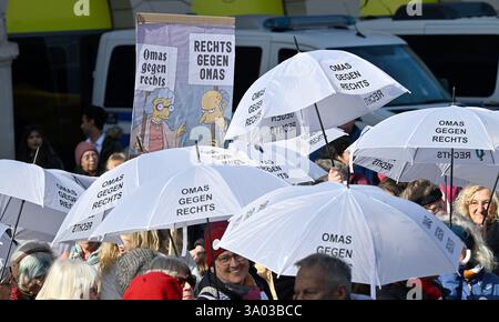 Munich, Allemagne. 02 mars 2025. Des membres de l'initiative 'OMAS gegen Rechts' participent à la manifestation contre la droite sous le slogan 'Jetzt erst recht - wir bleiben laut' (maintenant plus que jamais - nous resterons forts) sur Odeonsplatz. Crédit : Uwe Lein/dpa/Alamy Live News Banque D'Images